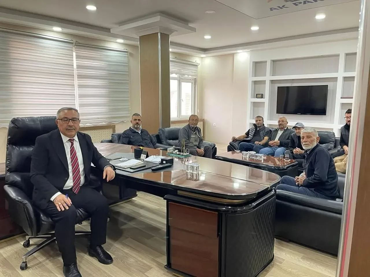 AK Parti Şereflikoçhisar İlçe Başkanı Levent Sarıkaya, Mahalle Başkanları ile Toplantı Gerçekleştirdi AK Parti Şereflikoçhisar İlçe Başkanı Levent Sarıkaya, Mahalle Başkanları ile Toplantı Gerçekleştirdi