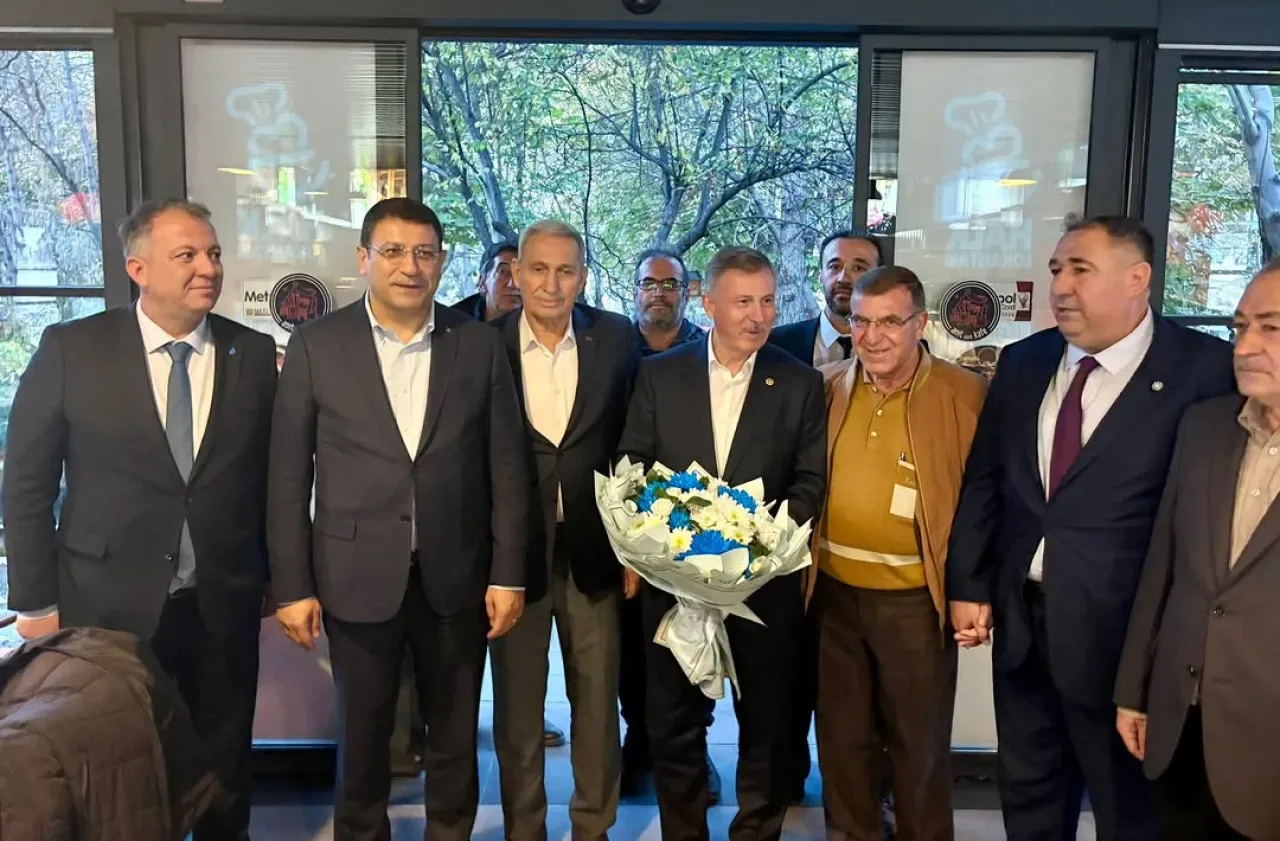 DEVA Partisi Ankara Milletvekili İdris Şahin, Afyonkarahisar'da Altı Partinin İl Başkanlarıyla Bir Araya Geldi DEVA Partisi Ankara Milletvekili İdris Şahin, Afyonkarahisar'da Altı Partinin İl Başkanlarıyla Bir Araya Geldi
