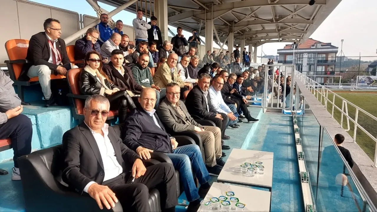 Beylikdüzüspor ve Bigaspor Sahada Centilmence Mücadele Etti Beylikdüzüspor ve Bigaspor Sahada Centilmence Mücadele Etti