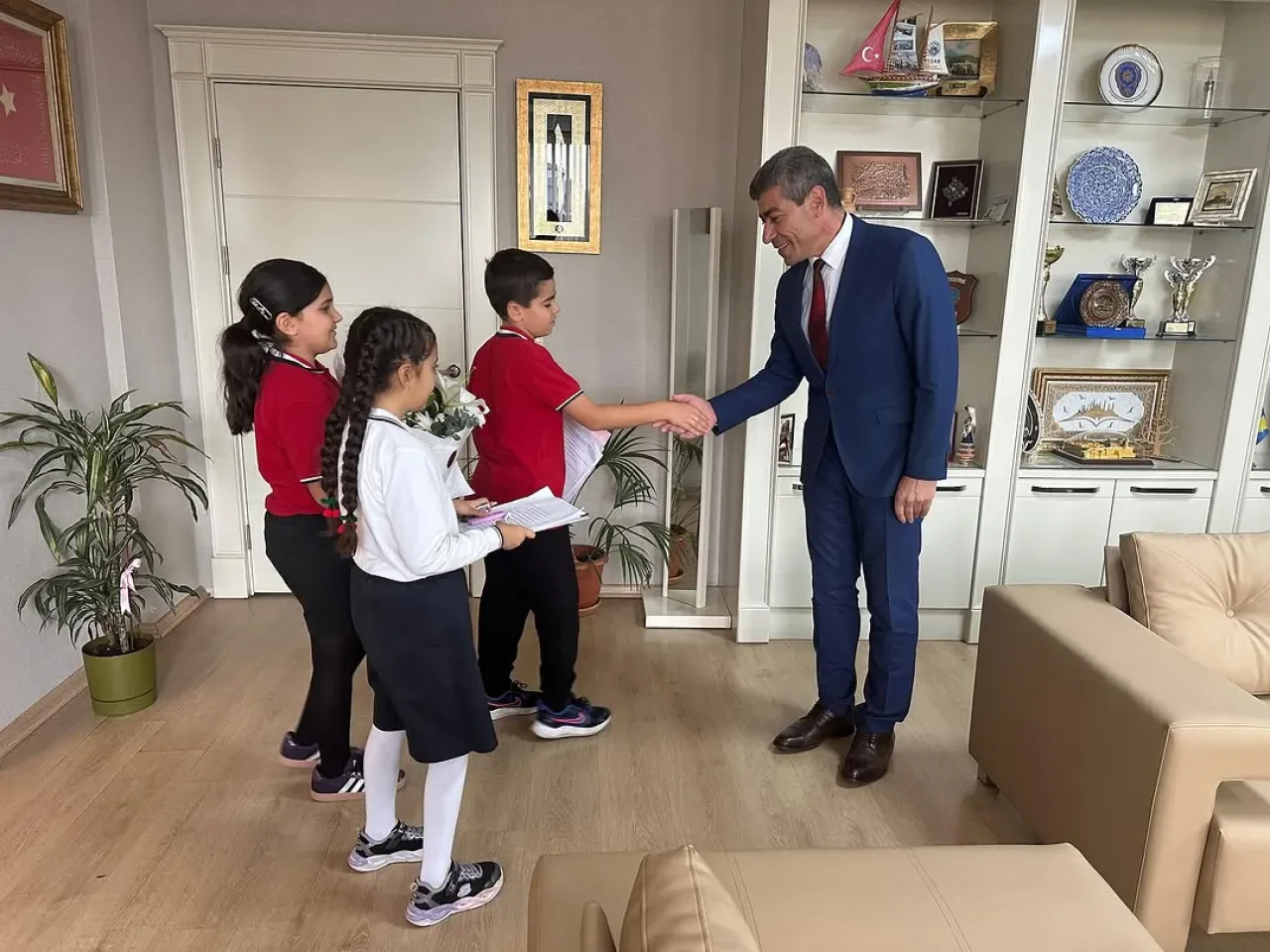 Küçük Muhabirlerden İl Milli Eğitim Müdürüne Röportaj: Parlayan Fikirler Gazetesi Yayın Hayatına Başladı Küçük Muhabirlerden İl Milli Eğitim Müdürüne Röportaj: Parlayan Fikirler Gazetesi Yayın Hayatına Başladı