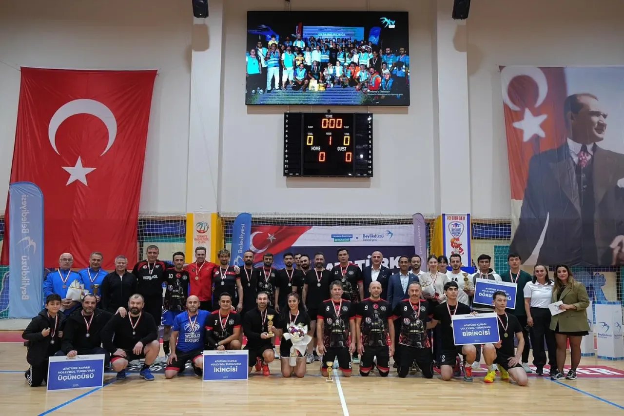 Beylikdüzü'nde Cumhuriyet Coşkusu Atatürk Kupası Voleybol Turnuvası ile Taçlandı Beylikdüzü'nde Cumhuriyet Coşkusu Atatürk Kupası Voleybol Turnuvası ile Taçlandı
