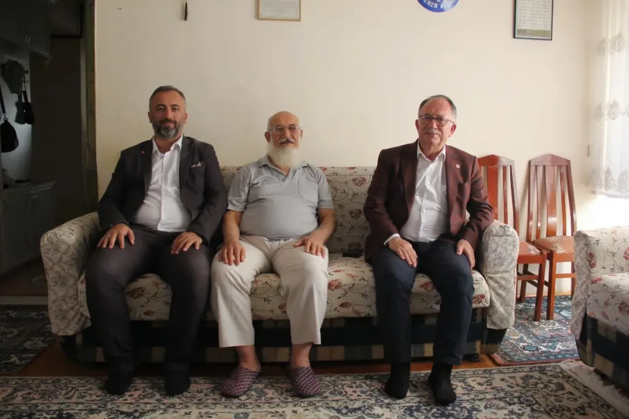 Antalya Saadet Partisi'nden Trafik Kazası Geçiren Üyeye Geçmiş Olsun Ziyareti Antalya Saadet Partisi'nden Trafik Kazası Geçiren Üyeye Geçmiş Olsun Ziyareti