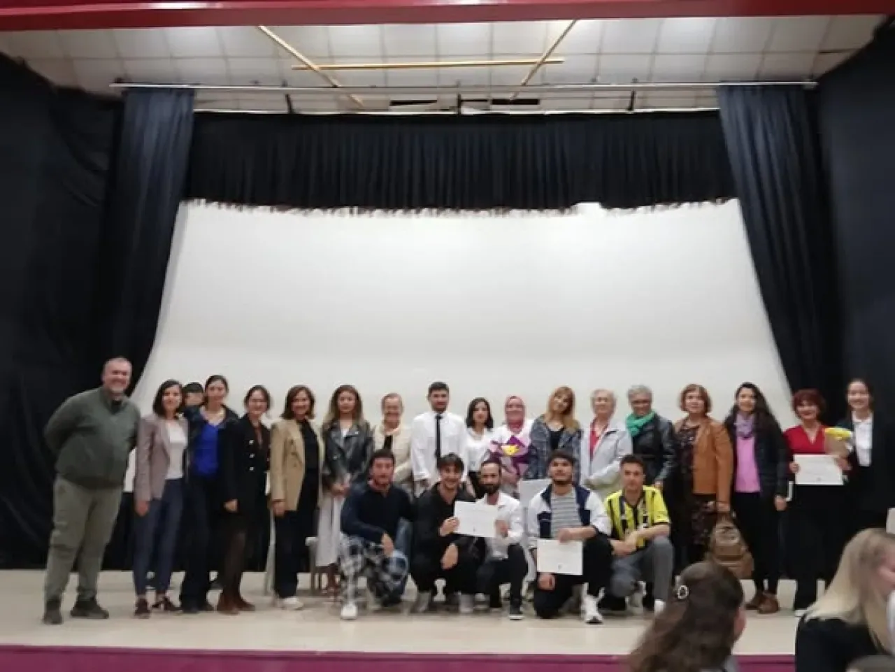 Bandırma'da "Kadın Olabilmek" Tiyatro Oyunu ile Toplumsal Farkındalık Bandırma'da "Kadın Olabilmek" Tiyatro Oyunu ile Toplumsal Farkındalık