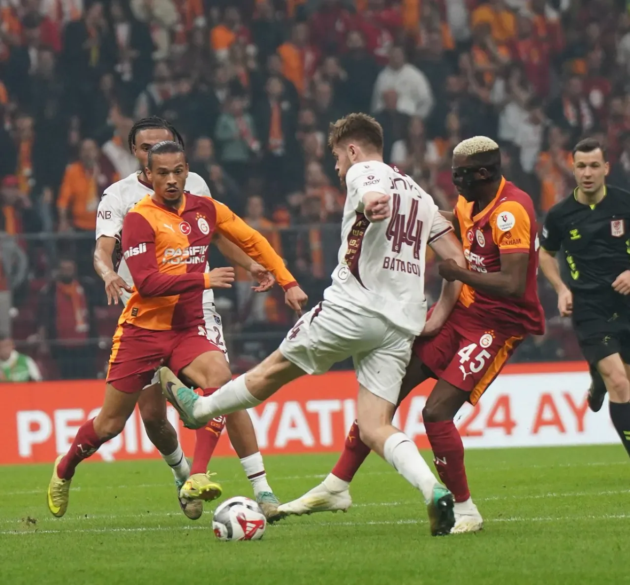 Galatasaray ile Trabzonspor Golsüz Berabere Kaldı Galatasaray ile Trabzonspor Golsüz Berabere Kaldı