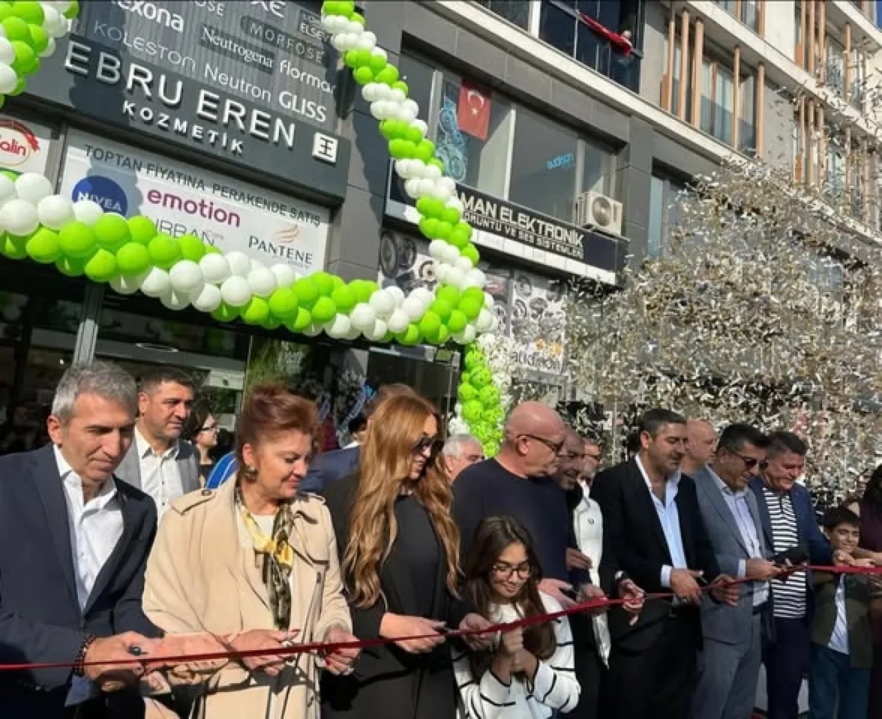CHP Avcılar Kadın Kolları, Ebru Eren Kozmetik'in Açılışında CHP Avcılar Kadın Kolları, Ebru Eren Kozmetik'in Açılışında