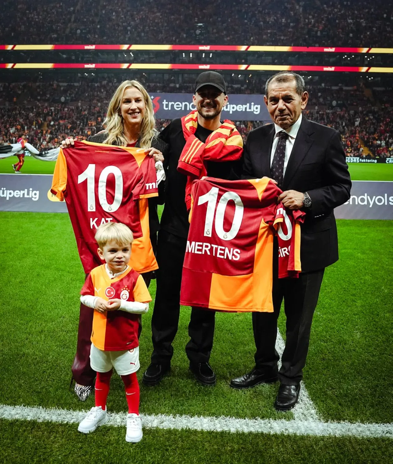 Galatasaray Başkanı Özbek'ten Mertens Ailesine Özel Forma Hediyesi Galatasaray Başkanı Özbek'ten Mertens Ailesine Özel Forma Hediyesi