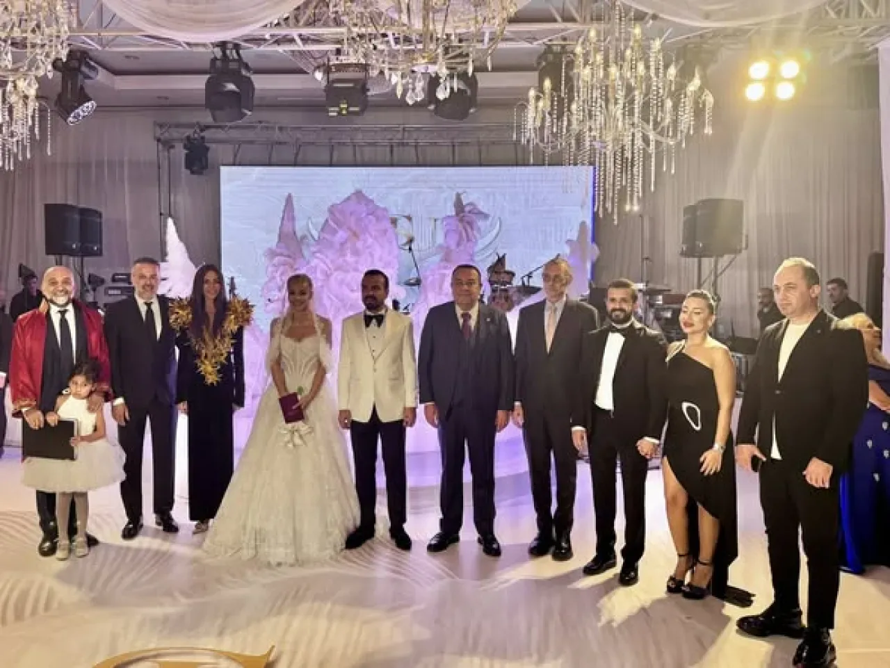 İYİ Partili Adnan Beker, Etimesgut Belediye Başkanı ile Düğüne Katıldı İYİ Partili Adnan Beker, Etimesgut Belediye Başkanı ile Düğüne Katıldı