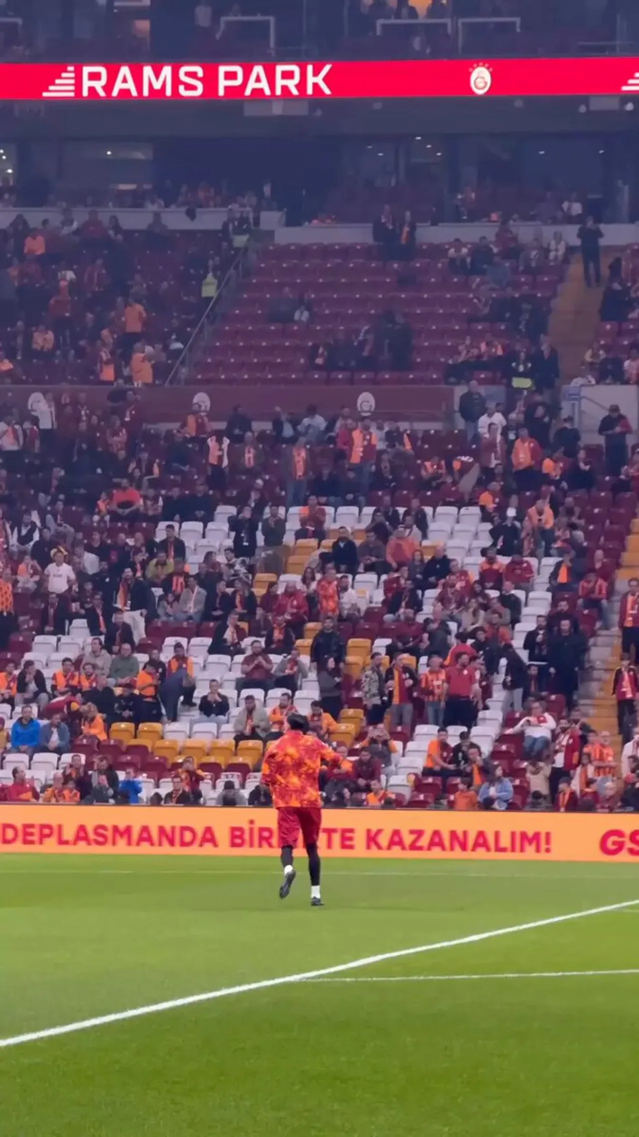 Trabzonsporlu Kaleci Uğurcan Çakır, Galatasaray Taraftarını Selamlamasıyla Tepki Topladı Trabzonsporlu Kaleci Uğurcan Çakır, Galatasaray Taraftarını Selamlamasıyla Tepki Topladı