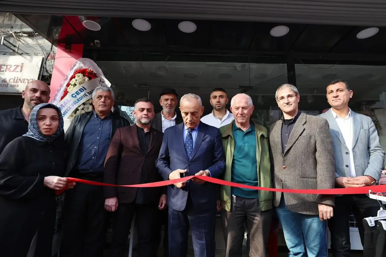 Küçükçekmece Belediye Başkanı Kemal Çebi'den Tevfikbey Mahallesi'nde Yeni Açılan Çocuk Mağazasına Ziyaret Küçükçekmece Belediye Başkanı Kemal Çebi'den Tevfikbey Mahallesi'nde Yeni Açılan Çocuk Mağazasına Ziyaret