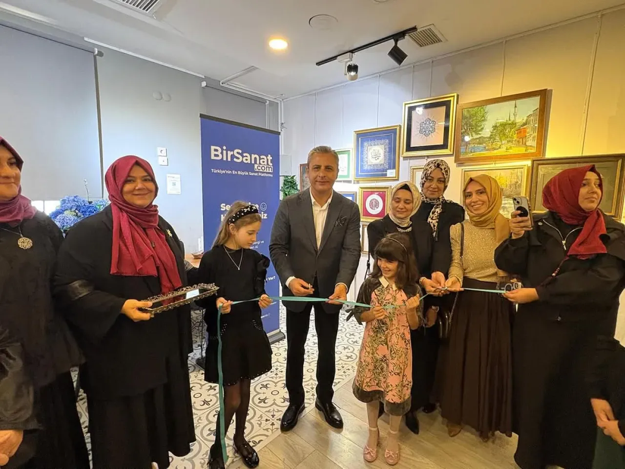 Kadıköy Kaymakamı Muhittin Pamuk, Haneden Dökülenler 3 Karma Sergisi'nin Açılışına Katıldı Kadıköy Kaymakamı Muhittin Pamuk, Haneden Dökülenler 3 Karma Sergisi'nin Açılışına Katıldı