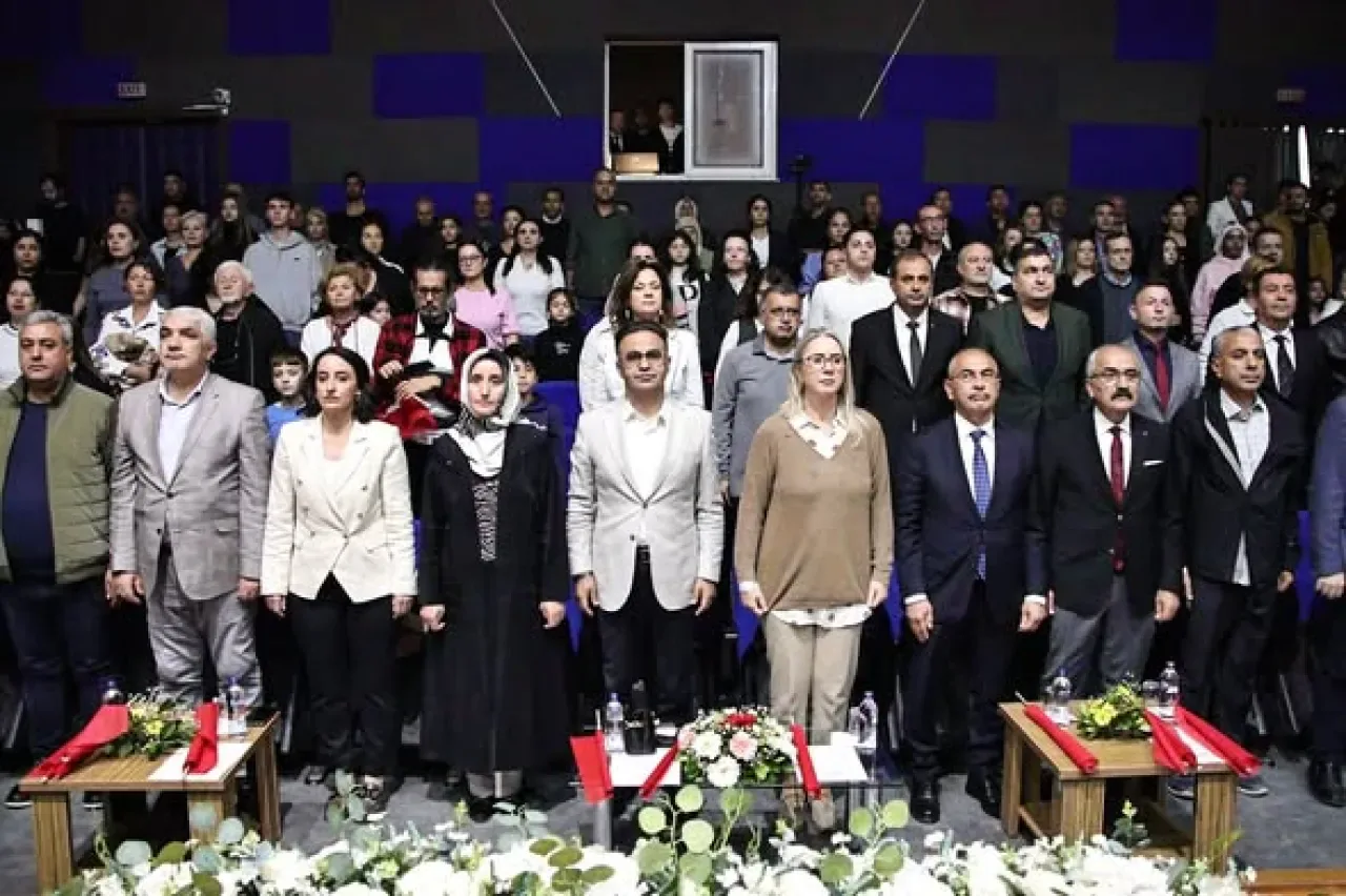 İzmir'de Güzel Sanatlar Lisesi'nde "Kim Var?" Sanat Etkinliği Düzenlendi İzmir'de Güzel Sanatlar Lisesi'nde "Kim Var?" Sanat Etkinliği Düzenlendi
