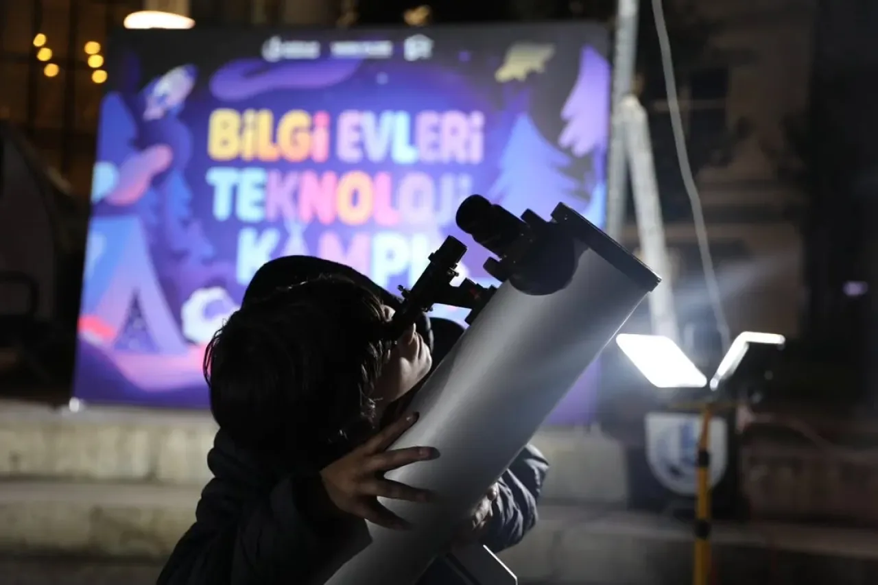 Bağcılar Bilgi Evleri'nde Gençler Teknoloji Kampında Buluştu Bağcılar Bilgi Evleri'nde Gençler Teknoloji Kampında Buluştu