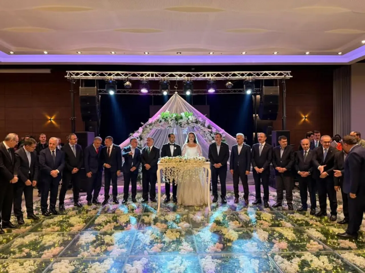 AK Parti İzmir Milletvekili Mehmet Kasapoğlu, Bakan Tüfenkçi'nin Kızının Düğününe Katıldı AK Parti İzmir Milletvekili Mehmet Kasapoğlu, Bakan Tüfenkçi'nin Kızının Düğününe Katıldı