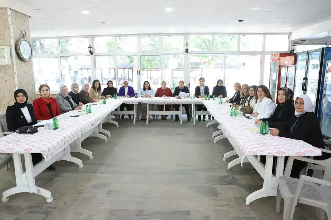 AK Parti'den Ege Bölgesi'nde Kadın Odaklı Yerel Yönetim Toplantısı AK Parti'den Ege Bölgesi'nde Kadın Odaklı Yerel Yönetim Toplantısı