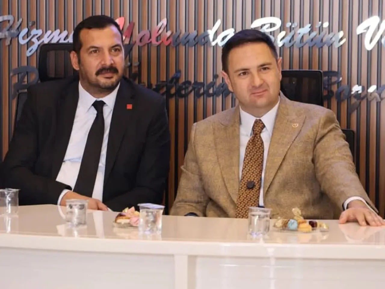 CHP'li Umut Akdoğan ve Berkay Gökçınar'dan Altındağ İlçe Başkanlığı'na Ziyaret CHP'li Umut Akdoğan ve Berkay Gökçınar'dan Altındağ İlçe Başkanlığı'na Ziyaret