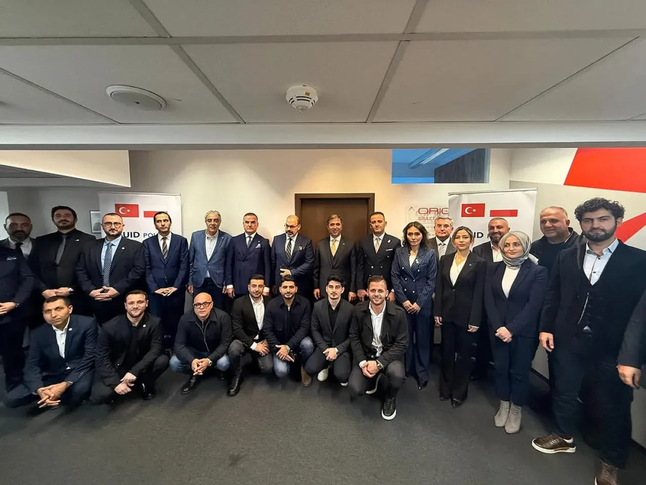 AK Parti İstanbul Milletvekili Sırakaya, Polonya'daki Türk Vatandaşları ile Buluştu AK Parti İstanbul Milletvekili Sırakaya, Polonya'daki Türk Vatandaşları ile Buluştu