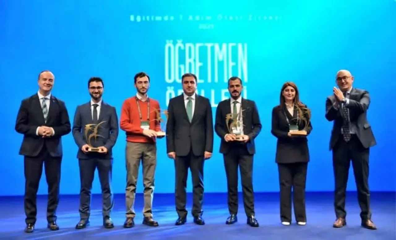 İstanbul Millî Eğitim Müdürü Yentür, "Eğitimde 1 Adım Ötesi Zirvesi"nde Öğretmen Ödülü Taktim Etti İstanbul Millî Eğitim Müdürü Yentür, "Eğitimde 1 Adım Ötesi Zirvesi"nde Öğretmen Ödülü Taktim Etti