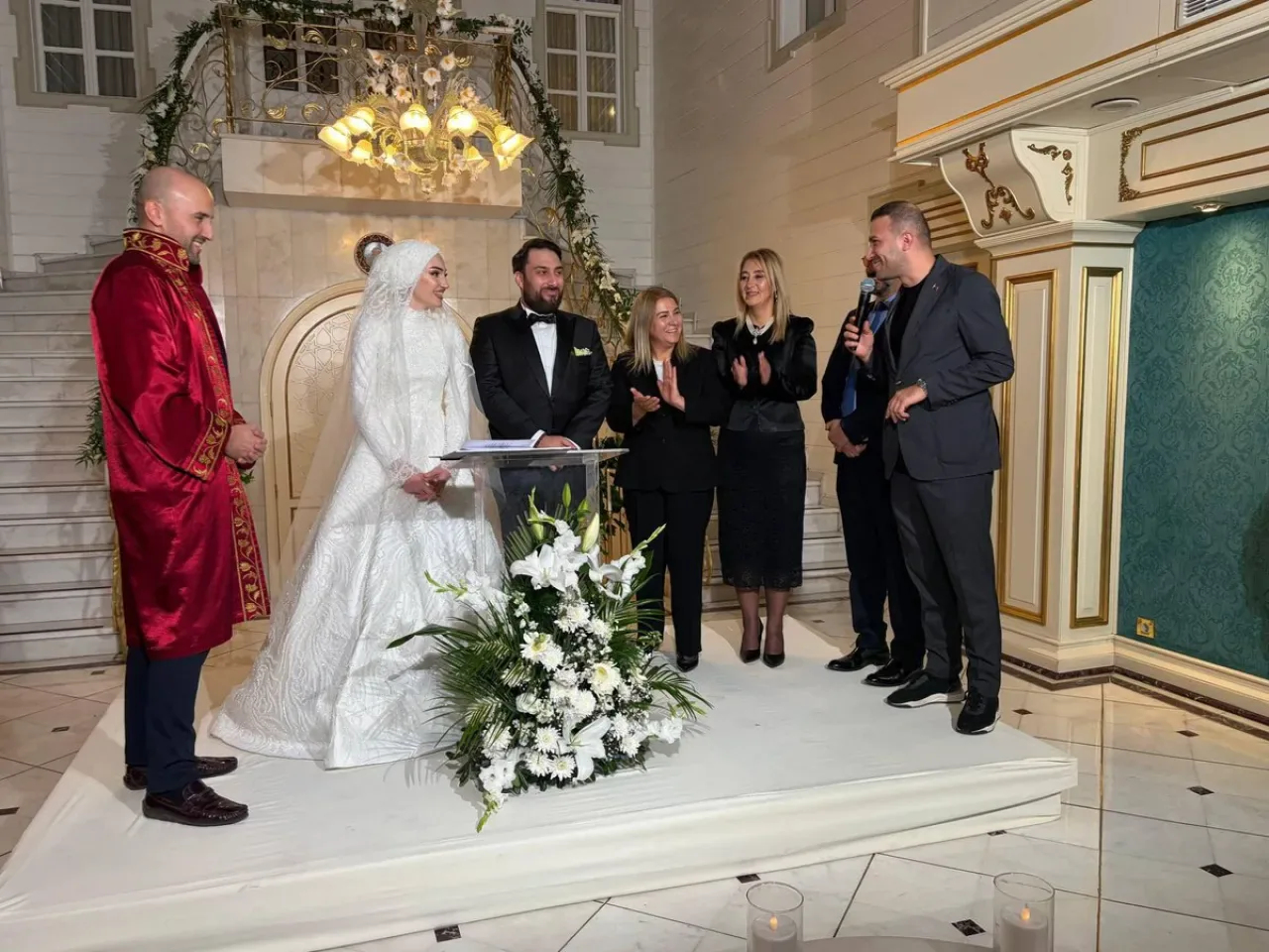 Yılmaz ve Töman Aileleri Beyoğlu'nda Nikah Töreninde Bir Araya Geldi Yılmaz ve Töman Aileleri Beyoğlu'nda Nikah Töreninde Bir Araya Geldi