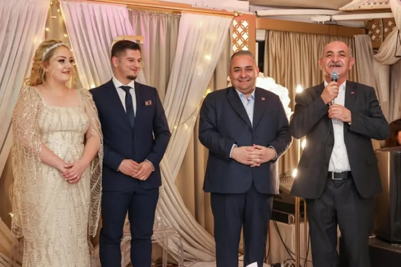 CHP'li İsimler Kalecik'te Genç Çiftin Nişan Töreninde Buluştu CHP'li İsimler Kalecik'te Genç Çiftin Nişan Töreninde Buluştu