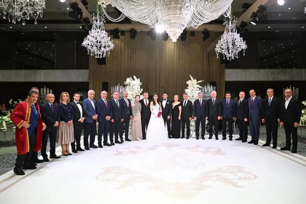 Antalya Valisi Hulusi Şahin'in Kızının Nikahına AK Partili Kemal Çelik Şahitlik Etti Antalya Valisi Hulusi Şahin'in Kızının Nikahına AK Partili Kemal Çelik Şahitlik Etti