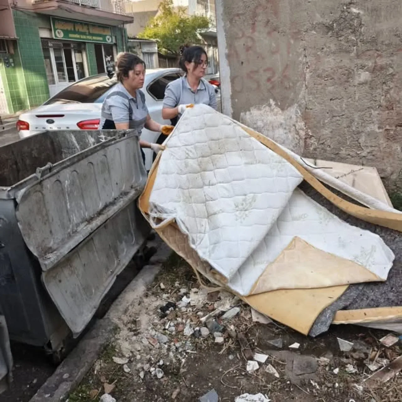 Karabağlar'da Tek Günlük Temizlik Seferberliği: 12 Kamyon Mobilya Atığı Toplandı Karabağlar'da Tek Günlük Temizlik Seferberliği: 12 Kamyon Mobilya Atığı Toplandı
