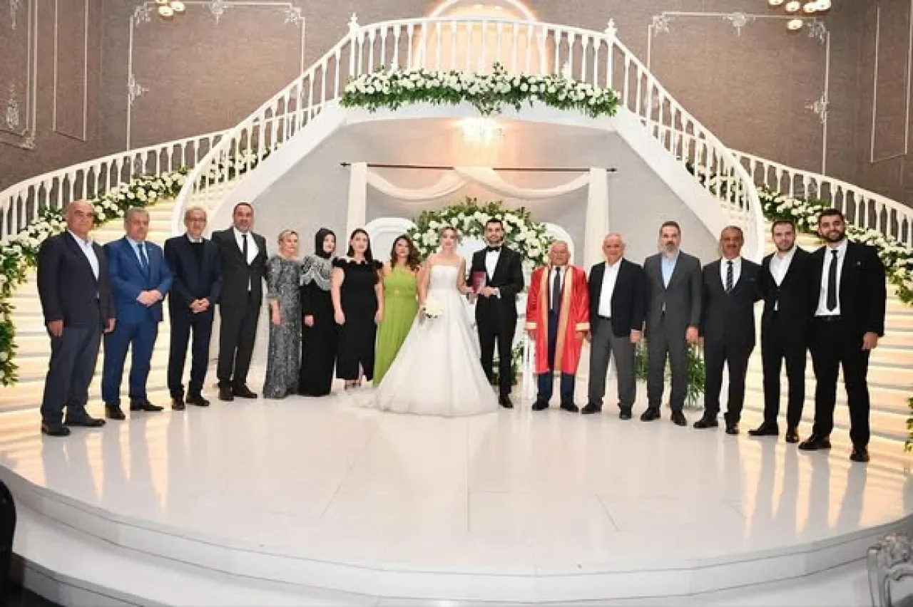 Yahyalı Belediye Başkanı Esat Öztürk, Genç Çiftin Nikah Törenine Katıldı Yahyalı Belediye Başkanı Esat Öztürk, Genç Çiftin Nikah Törenine Katıldı