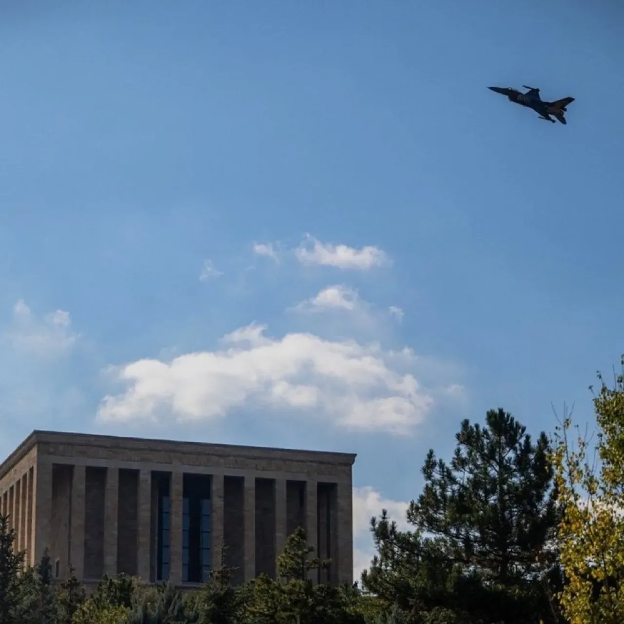 SOLOTÜRK Gösteri Ekibi, Cumhuriyetin Kuruluşunun 100. Yılında Anıtkabir Semalarında Muhteşem Bir Gösteri Gerçekleştirdi SOLOTÜRK Gösteri Ekibi, Cumhuriyetin Kuruluşunun 100. Yılında Anıtkabir Semalarında Muhteşem Bir Gösteri Gerçekleştirdi