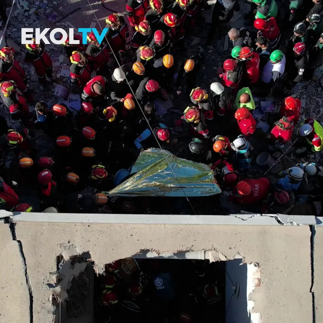18 Yaşındaki Dilara, 8 Saat Sonra Yaralı Halde Enkazdan Çıkarıldı 18 Yaşındaki Dilara, 8 Saat Sonra Yaralı Halde Enkazdan Çıkarıldı