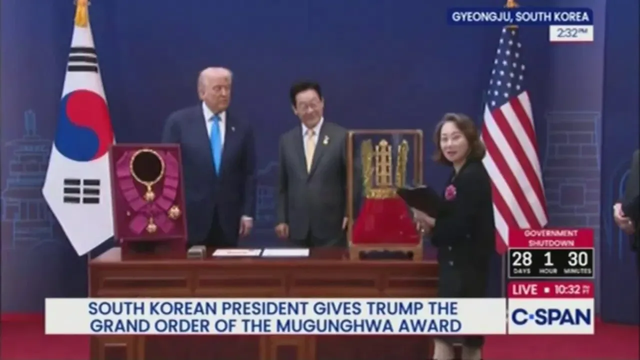 Güney Kore Liderinden Trump'a Altın Taç Hediye Edildi Güney Kore Liderinden Trump'a Altın Taç Hediye Edildi