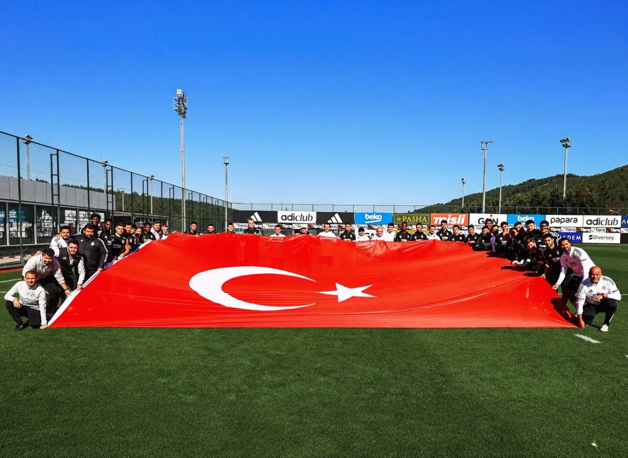 Beşiktaş, Antrenman Öncesi Cumhuriyet Bayramı'nı Kutladı Beşiktaş, Antrenman Öncesi Cumhuriyet Bayramı'nı Kutladı