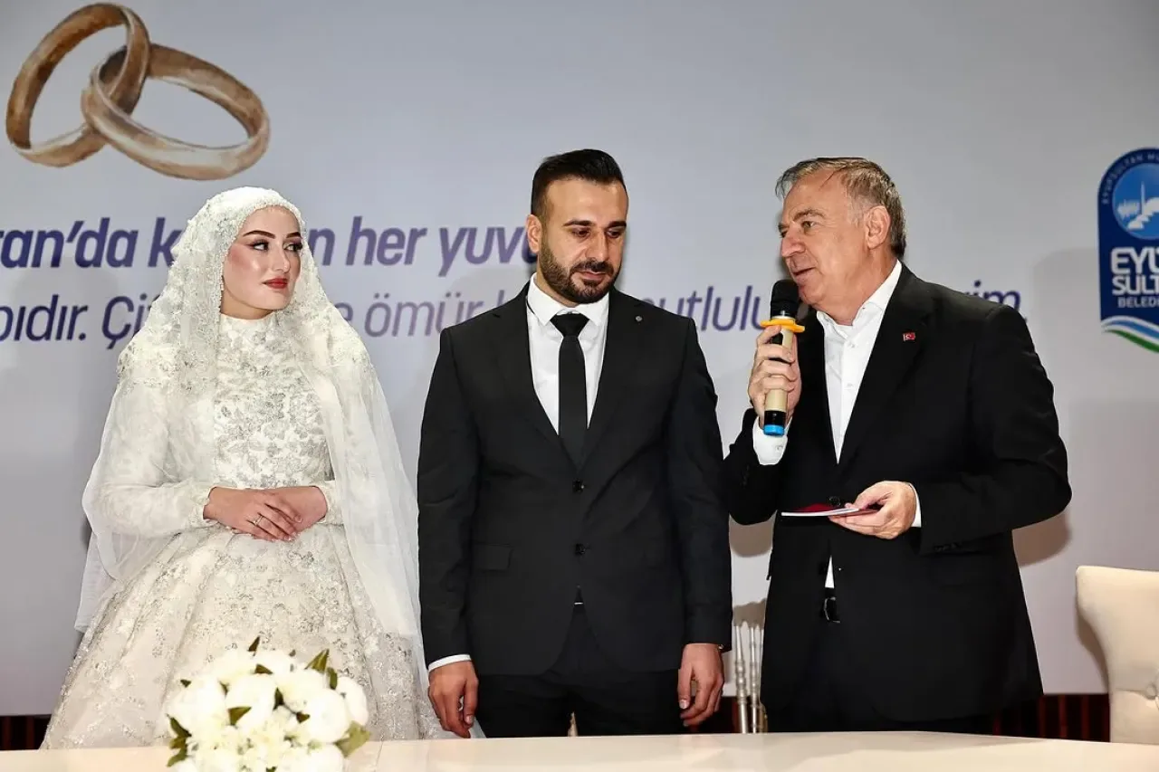 CHP'li Zeybek, Yeğeninin Nikah Şahidi Oldu CHP'li Zeybek, Yeğeninin Nikah Şahidi Oldu