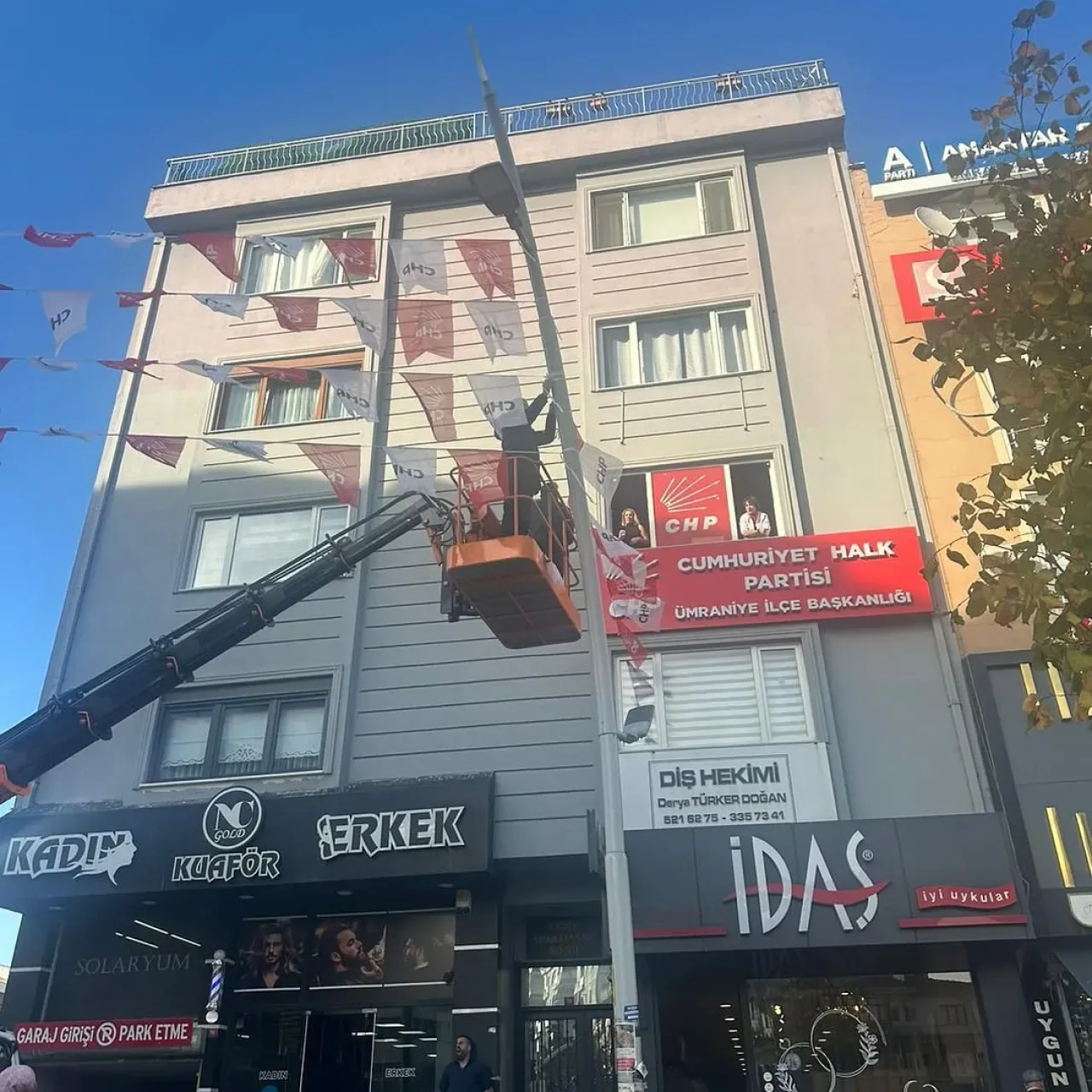 CHP Ümraniye Gençlik Kolları, İlçe Binası Önündeki Bayrakları Yeniledi CHP Ümraniye Gençlik Kolları, İlçe Binası Önündeki Bayrakları Yeniledi