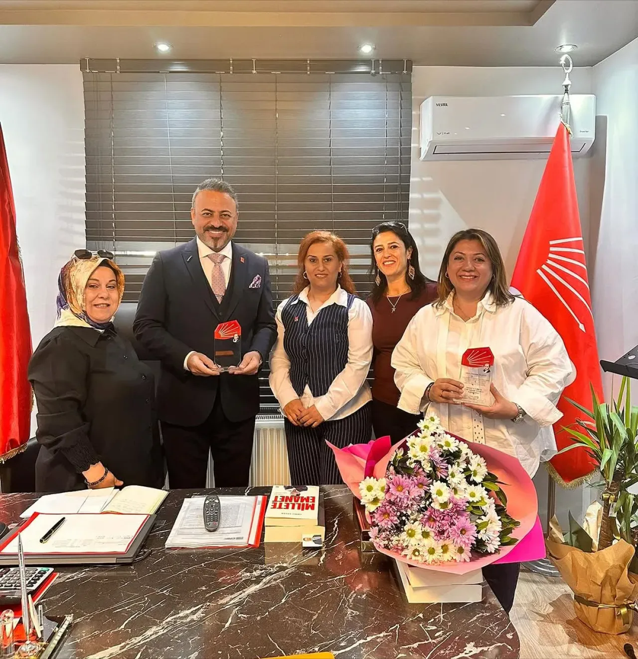 CHP Ümraniye Kadın Kollarından Çakmak Mahalle Yönetimine Ziyaret CHP Ümraniye Kadın Kollarından Çakmak Mahalle Yönetimine Ziyaret
