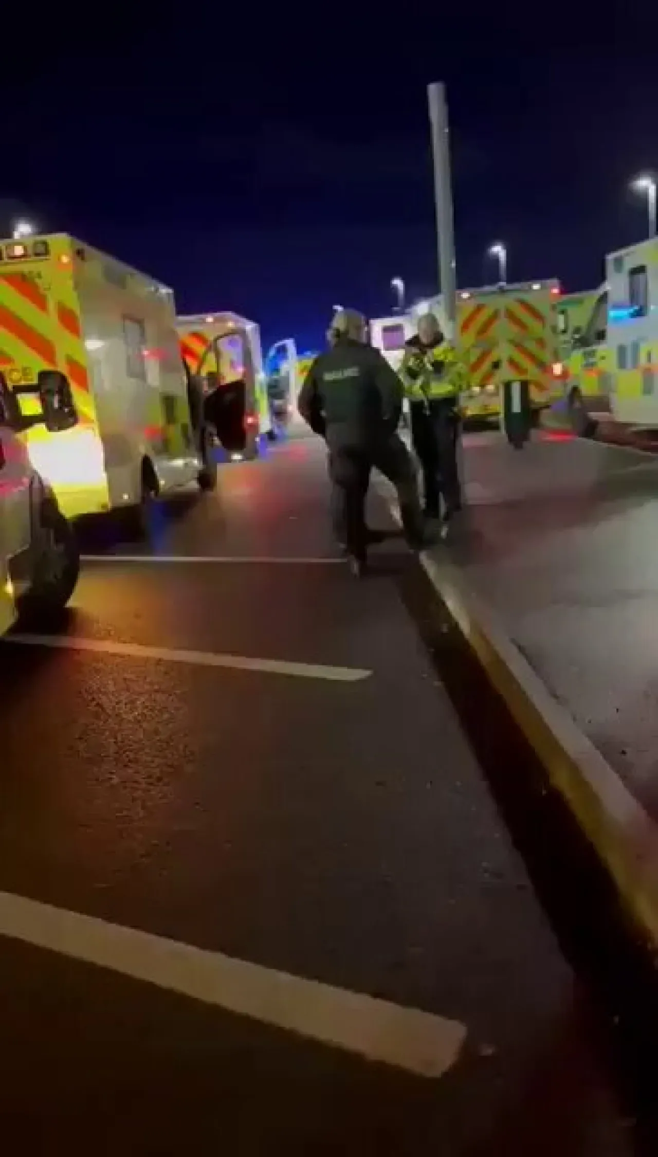 İngiltere'de Tren İçinde Bıçaklı Saldırı: Huntingdon'da Ambulanslar Olay Yerine Sevk Edildi İngiltere'de Tren İçinde Bıçaklı Saldırı: Huntingdon'da Ambulanslar Olay Yerine Sevk Edildi