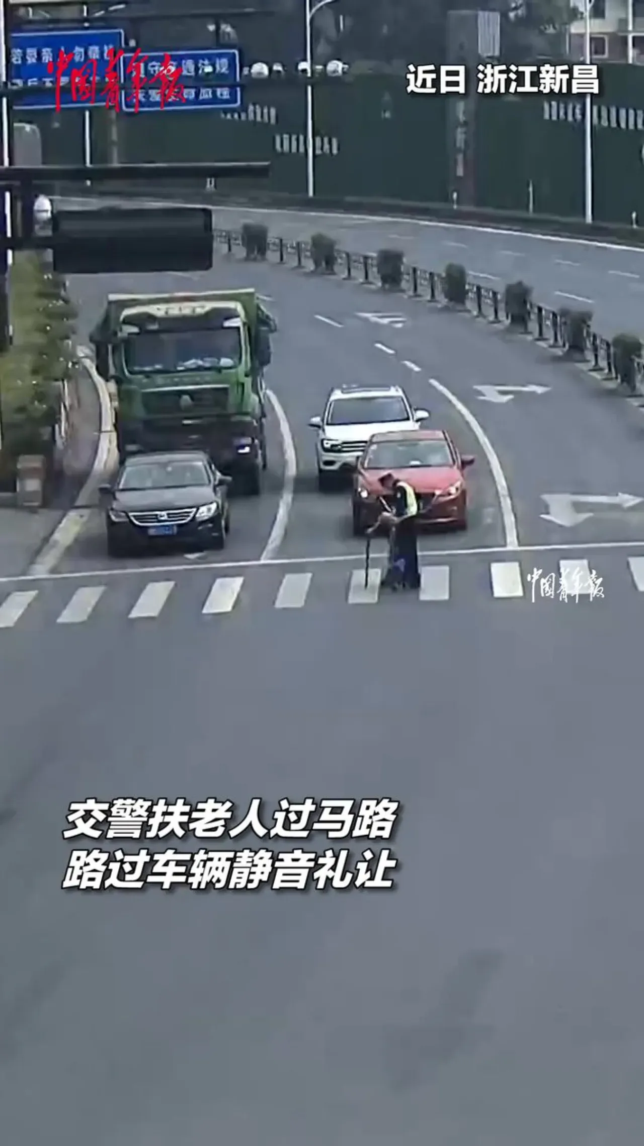 Trafik Polisi, Yaşlı Vatandaşı Yaya Geçidinden Güvenle Geçirdi Trafik Polisi, Yaşlı Vatandaşı Yaya Geçidinden Güvenle Geçirdi