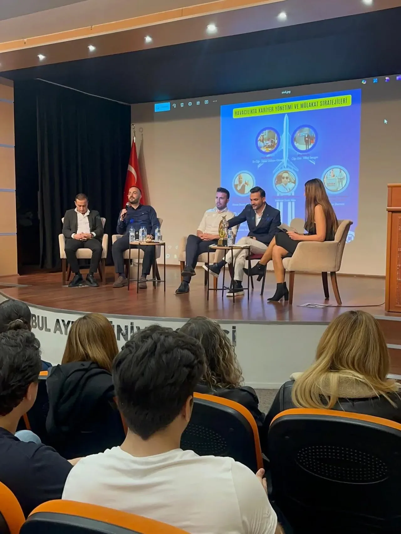İstanbul Aydın Üniversitesi'nde Havacılıkta Kariyer ve Mülakat Stratejileri Etkinliği Düzenlendi İstanbul Aydın Üniversitesi'nde Havacılıkta Kariyer ve Mülakat Stratejileri Etkinliği Düzenlendi