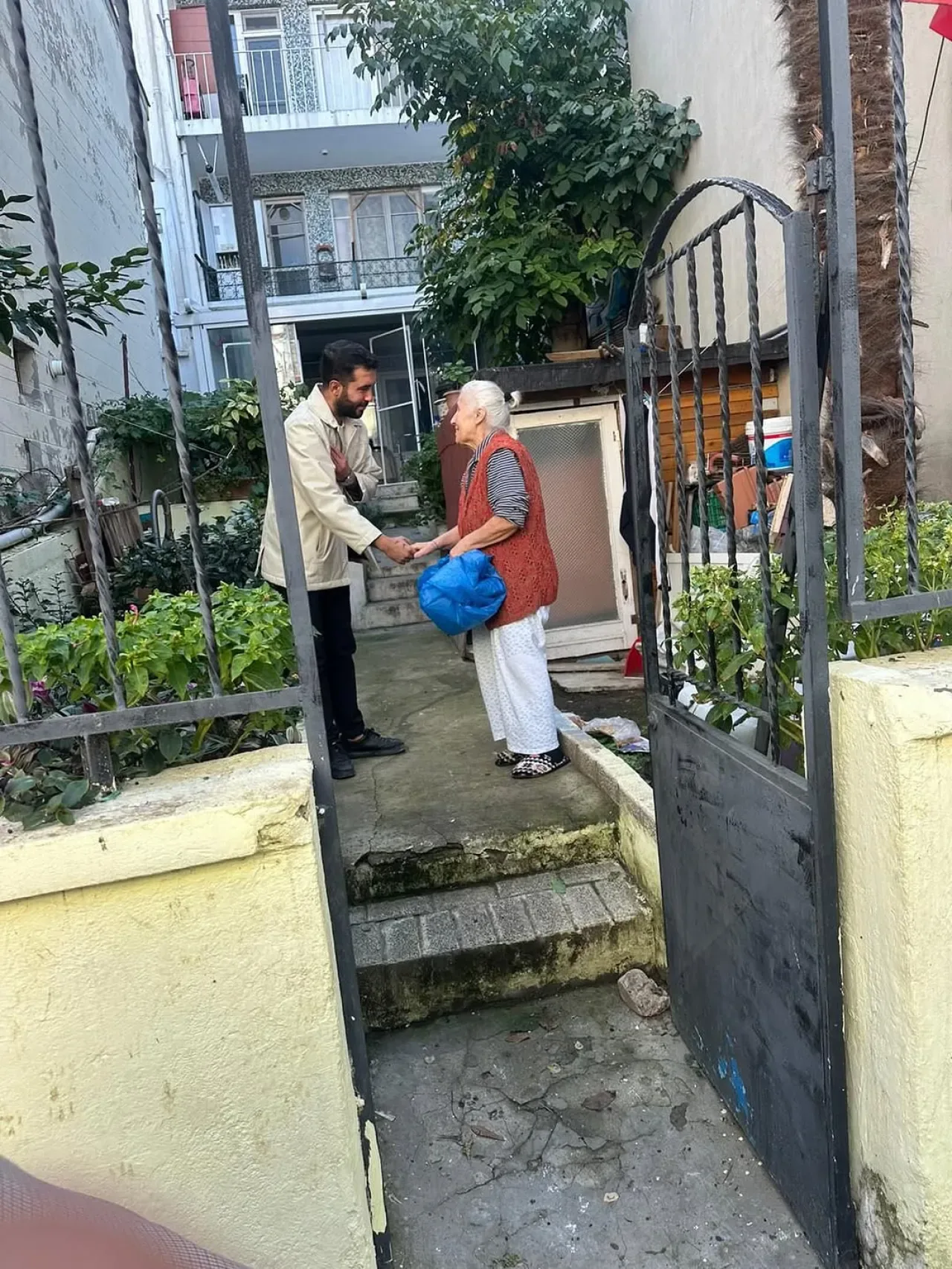CHP Adalar Gençlik Kolları'ndan Heybeliada'da Anlamlı Ziyaret CHP Adalar Gençlik Kolları'ndan Heybeliada'da Anlamlı Ziyaret