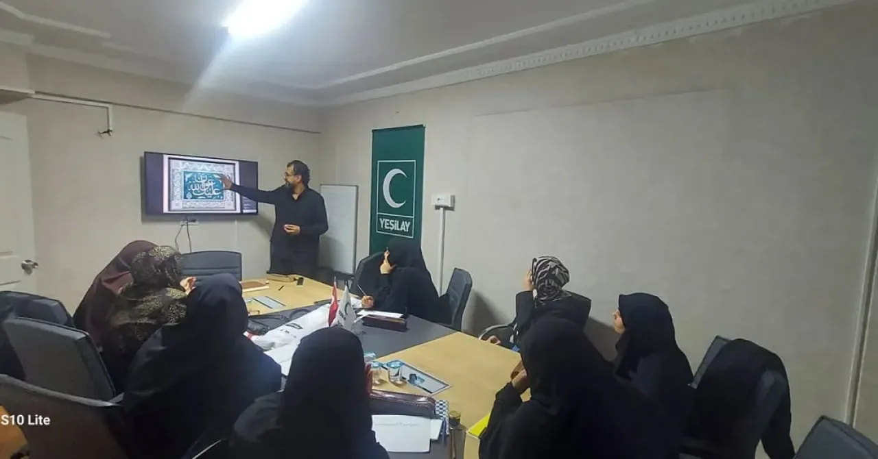 Yeşilay Eyüpsultan'da Bağımlılıkla Mücadele İçin Sanat Semineri Düzenlendi Yeşilay Eyüpsultan'da Bağımlılıkla Mücadele İçin Sanat Semineri Düzenlendi