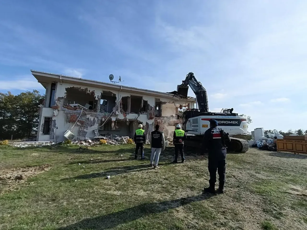 Silivri'de Kaçak ve Ruhsatsız Yapılara Yönelik Yıkım Operasyonu Silivri'de Kaçak ve Ruhsatsız Yapılara Yönelik Yıkım Operasyonu