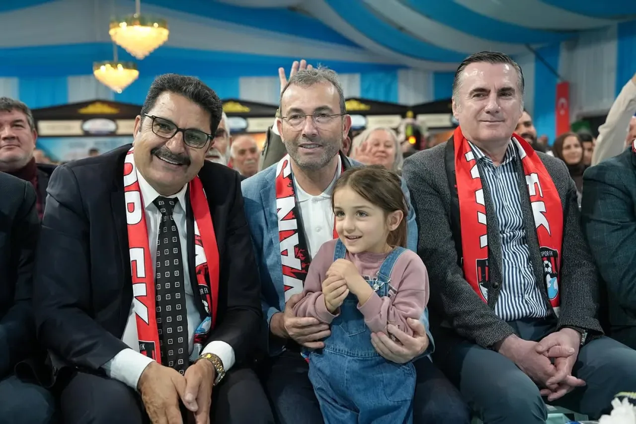 Pendik'te Vanlılar Günü Coşkusu: Memleket Hasreti Millet Bahçesi'nde Buluştu Pendik'te Vanlılar Günü Coşkusu: Memleket Hasreti Millet Bahçesi'nde Buluştu
