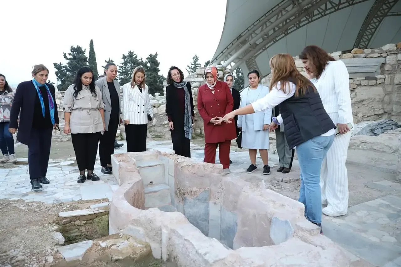 AK Parti Milletvekili Tuğba Işık Ercan, Kadı Kalesi'nde Kültür Gezisi Gerçekleştirdi AK Parti Milletvekili Tuğba Işık Ercan, Kadı Kalesi'nde Kültür Gezisi Gerçekleştirdi