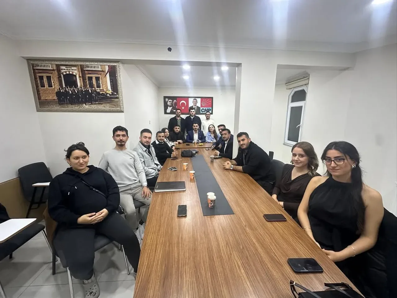 CHP Bağcılar Gençlik Kolları, İl Yönetimi ile Strateji Toplantısı Gerçekleştirdi CHP Bağcılar Gençlik Kolları, İl Yönetimi ile Strateji Toplantısı Gerçekleştirdi