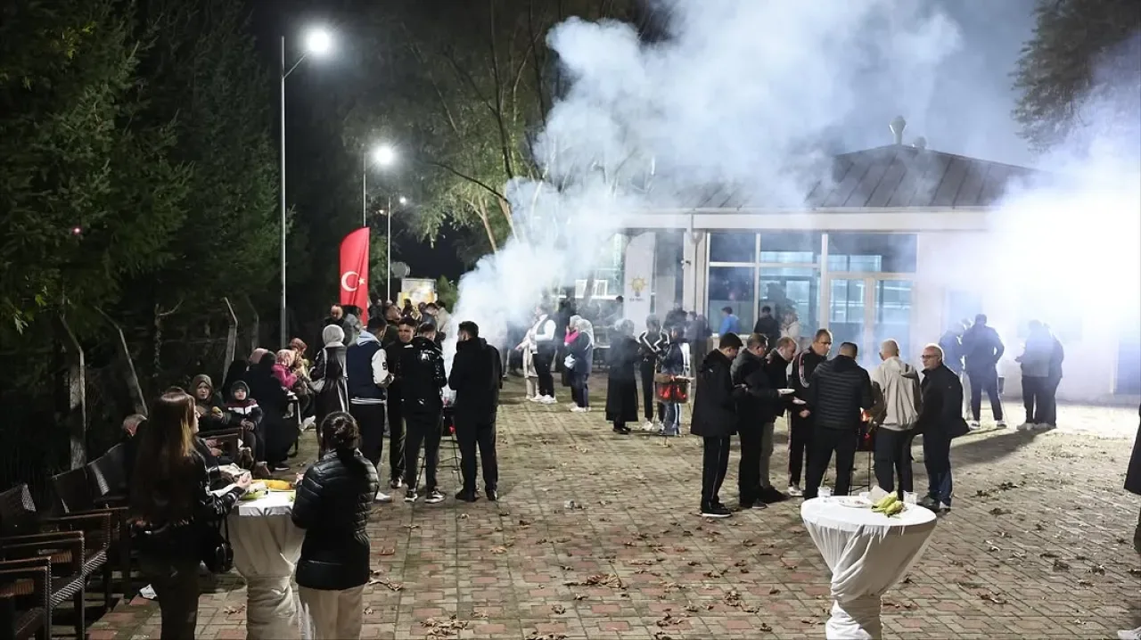 AK Gençlik Sultangazi'nde Bir Araya Gelerek Birlik ve Muhabbet İçinde Vakit Geçirdi AK Gençlik Sultangazi'nde Bir Araya Gelerek Birlik ve Muhabbet İçinde Vakit Geçirdi