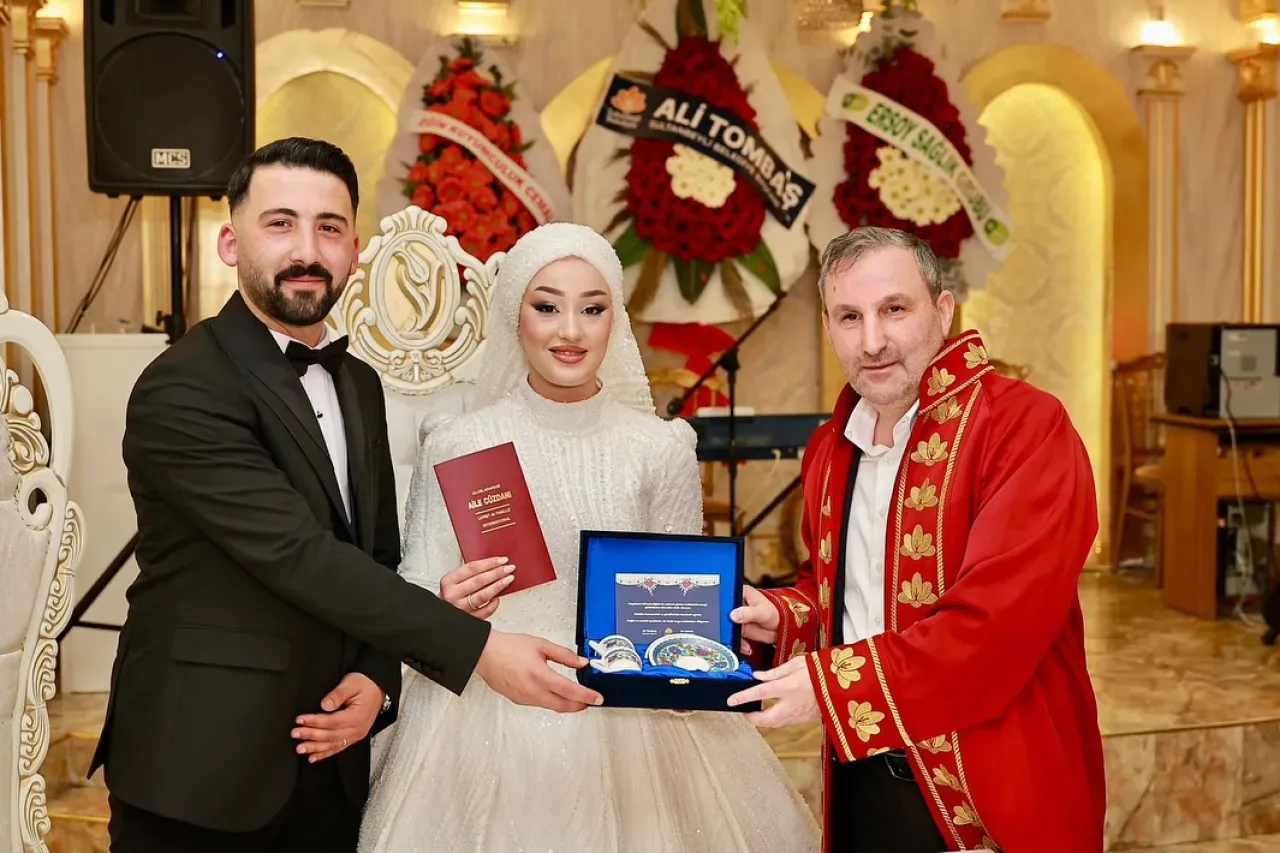 Belediye Başkanı Ali Tombaş, Karakaya Ailesinin Nikah Törenine Katıldı Belediye Başkanı Ali Tombaş, Karakaya Ailesinin Nikah Törenine Katıldı