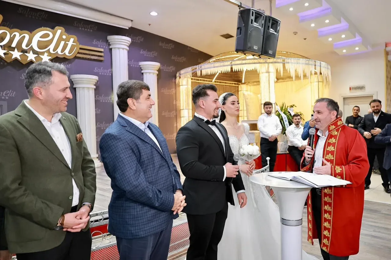 CHP'li Yıldırım Ailesinin Nikah Töreni Sultanbeyli Belediye Başkanı Tombaş Tarafından Kıyıldı CHP'li Yıldırım Ailesinin Nikah Töreni Sultanbeyli Belediye Başkanı Tombaş Tarafından Kıyıldı