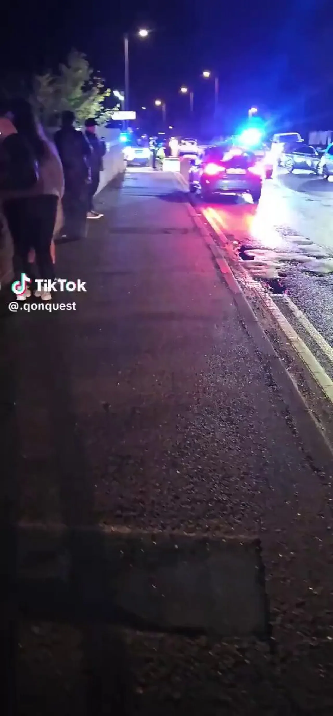 İngiltere'de Bıçaklama Olayının Ardından Polis İnceleme Başlattı İngiltere'de Bıçaklama Olayının Ardından Polis İnceleme Başlattı