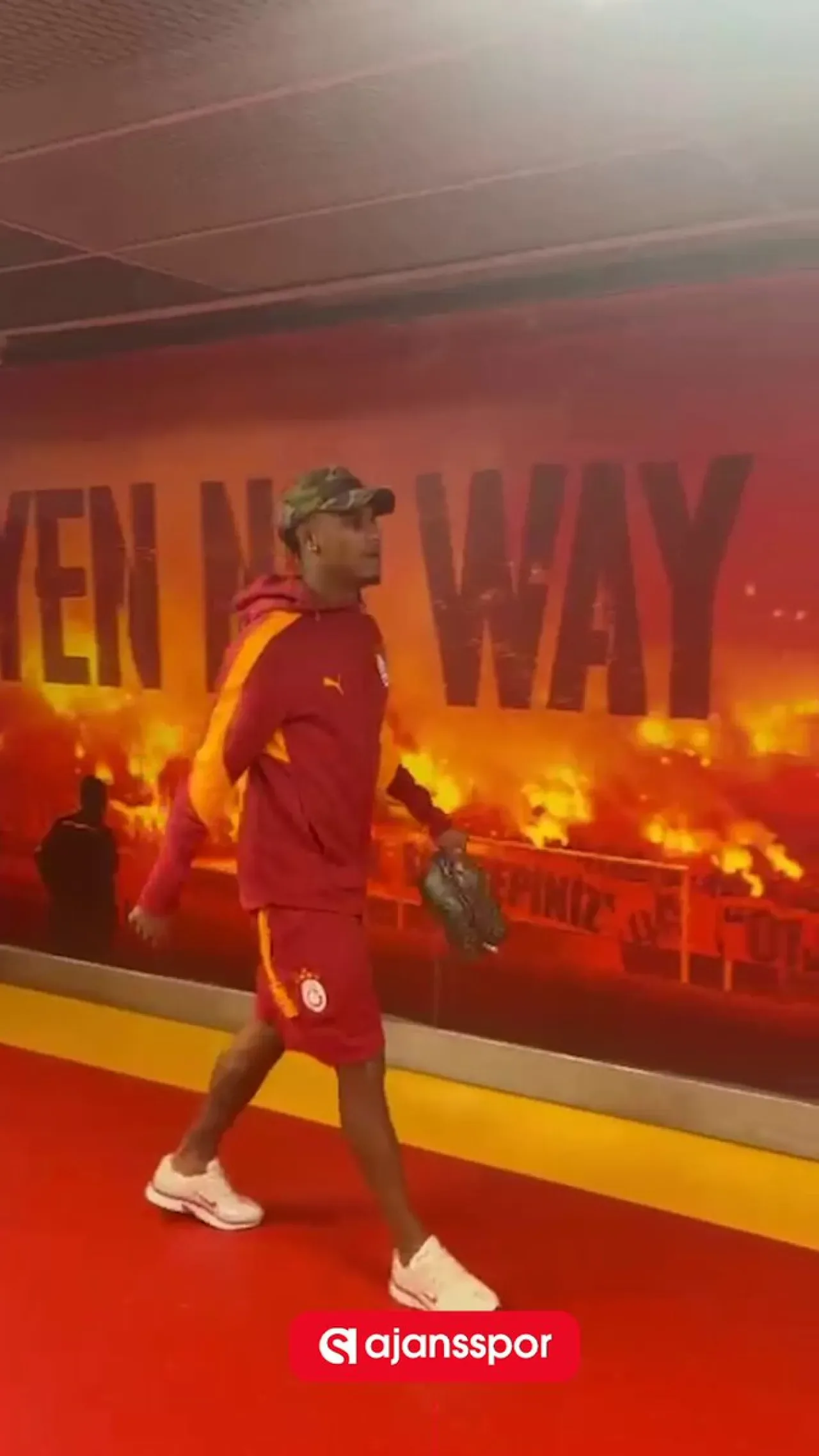Galatasaray ve Trabzonsporlu Futbolcular Rams Park'tan Ayrıldı Galatasaray ve Trabzonsporlu Futbolcular Rams Park'tan Ayrıldı