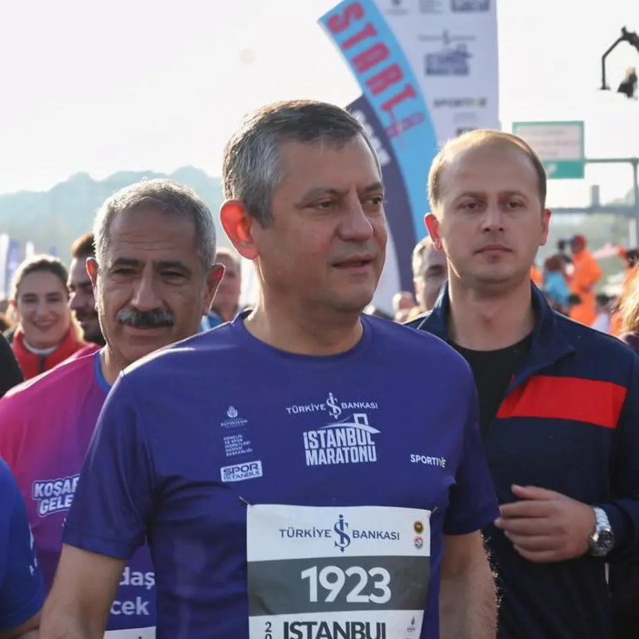 Özgür Özel, İstanbul Maratonu'nda 15 Kilometre Koştu Özgür Özel, İstanbul Maratonu'nda 15 Kilometre Koştu