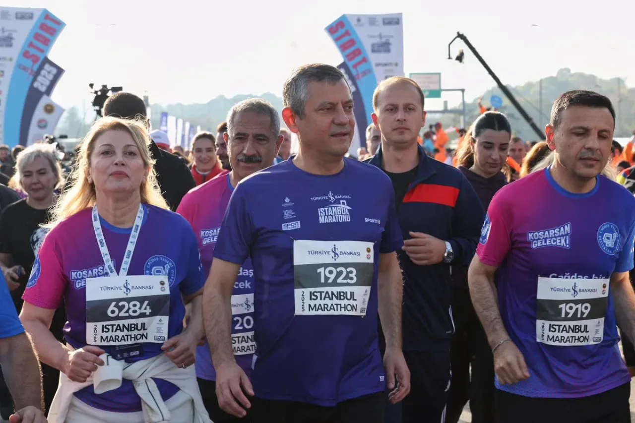Özgür Özel İstanbul Maratonu'nda Koştu Özgür Özel İstanbul Maratonu'nda Koştu