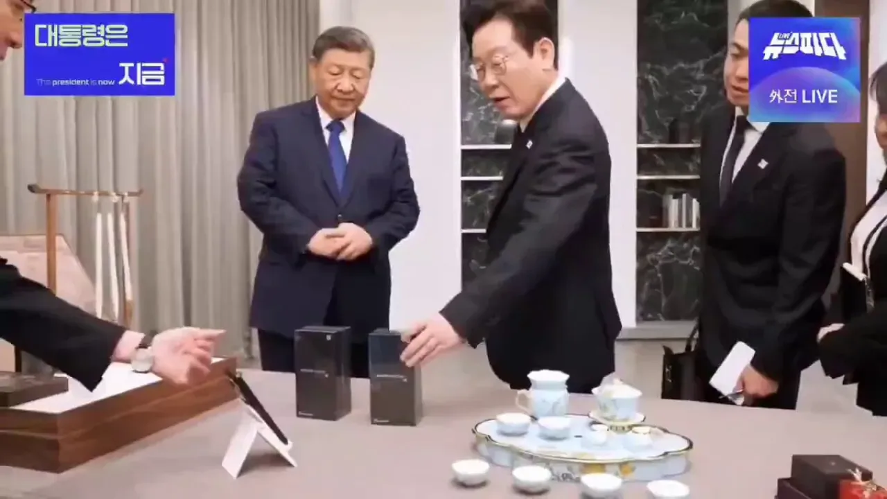 Çin Lideri Şi Jinping, Güney Koreli Mevkidaşı Lee'ye Xiaomi Telefon Hediye Etti Çin Lideri Şi Jinping, Güney Koreli Mevkidaşı Lee'ye Xiaomi Telefon Hediye Etti